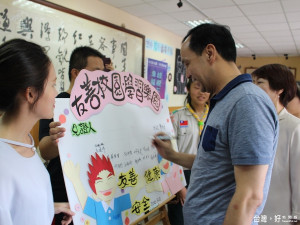 市長朱立倫見證全體師生宣誓終結「毒」、「黑」、「霸」，讓霸凌絕跡，讓黑幫、毒品遠離校園。（圖／記者黃村杉攝）