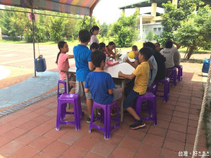 被逼迫遷校的許厝分校學童無奈的搭帳篷上課。（記者葉一鳴攝）