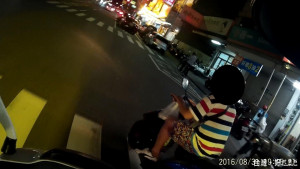 闖紅燈遇檢不停 通緝毒蟲逆向摔車遭逮