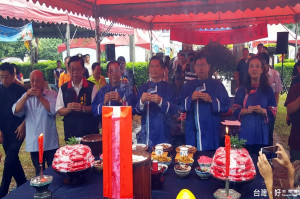 「2016桃園龍潭送聖蹟」祭典，全程以客家三獻禮恭請河神將字紙灰燼送入大海的儀式進行。
