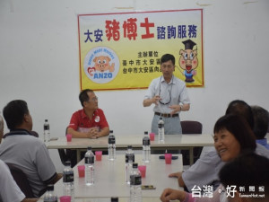 大安區農會五日上午於大安區肉品市場舉辦「豬博士」諮詢服務，國立中

興大學獸醫學院教授張文發當場為養豬戶解說，解決一些養豬疑難雜症，令養豬戶到滿意。（記者陳榮昌攝）