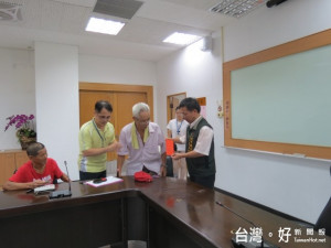 大甲區公所辦理饋贈低收邊緣戶五千元紅包及物資，希望能過個中秋團

圓賞月，區長劉來旺五日分送時，邊緣戶喜出望外的感謝連連，場面溫馨。（記者陳榮昌攝）