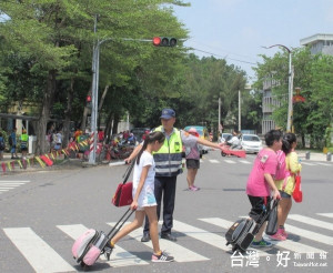 北港警方在學童上、下課時段執行護童工作及交通秩序維護，共創安全生活網。（記者陳昭宗拍攝）