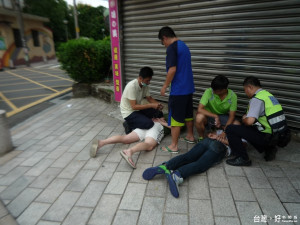 所長張振福表示，詐騙集團二名男子在東安國中前取款時，被員警當場逮捕。
