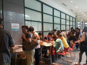 住宅補貼今年城鄉局更提供夜間延長受理服務至晚上8點，方便民眾下班後可以提出申請。（圖／記者黃村杉攝）