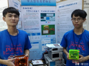 電子科學生顏廷宇（右）、魏邦丞以「掌上型智慧實驗室」，勇奪全國科展第三名暨微軟少年英雄傑出獎。（圖／東勢高工提供）