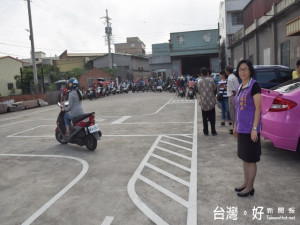 大安區福興里首辦機車考照工作，區長周琇茹及地方人士到場打氣加油，

考照人路者說「真方便」。（記者陳榮昌攝）