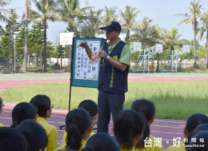 北港警分局為強化學生具有防詐騙的警覺性，深入校園進行防詐騙宣導，加深師生對反詐騙之認識。（記者陳昭宗拍攝）