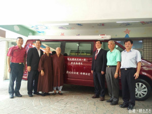 板橋宏法禪寺捐贈新北市政府消防局第一救災救護大隊災情勘查車，副市長李四川代表受贈。（圖／記者黃村杉攝）