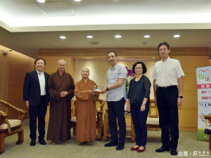 朱立倫市長、住持釋真璉、民政局長江俊霆、交通局長王聲威等出席捐贈儀式。（圖／記者黃村杉攝）