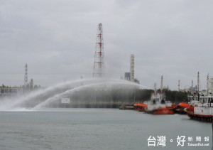 雲縣府舉辦「海洋污染緊急應變暨海難救助演練」，強化海洋污染應變能力。（記者陳昭宗拍攝）
