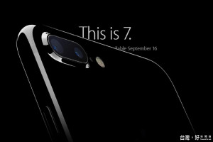 蘋果公司正式發表iPhone7及iPhone 7 Plus，有4.7、5.5兩款螢幕尺寸，新增霧面黑色款式，並搭配雙鏡頭、防水功能。（圖／蘋果官網）