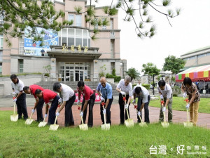 修平校友會捐款重建三角公園。林重鎣攝