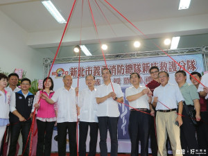 新北市義勇消防總隊新店救護分隊8日正式由朱立倫市長授旗成立。（圖／記者黃村杉攝）