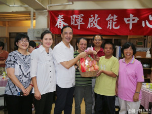 市長朱立倫在社會局長張錦麗、三峽區長陳健民等陪同，前往三峽春暉啟能中心及台北榮民之家，致贈秋節加菜金及水果禮盒等。（圖／記者黃村杉攝）