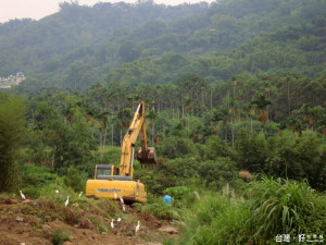 草屯鎮第2公墓墳墓起掘及整地已進行中。（縣府民政處提供）