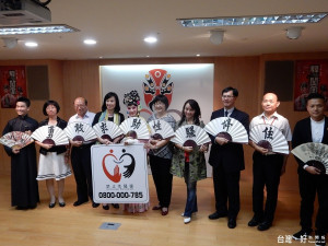 市府秘書長許育寧、法扶基金會新北分會長李茂生等出席記者會。（圖／記者黃村杉攝）
