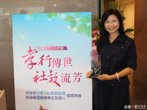 榮獲孝行獎表揚的中山國中黃玉茹老師，更獲頒全國孝行楷模殊榮。（圖／記者黃村杉攝）