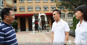 「剪綵王12」葉元之與女同事在板橋國小校友謝偉杰的帶領下，體驗了板橋國小20年來的改變。（圖／記者黃村杉攝）