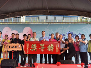 市長朱立倫頒發新北市文旦柚評鑑特等獎，以及甜柚王給淡水區農友柯進益