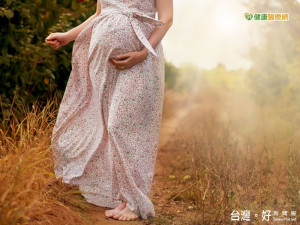 孕期腳好腫？　這樣挑鞋讓孕媽咪漫步在雲端