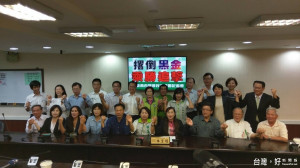 台南議長補選，市議會民進黨團12日甲級動員，決定在「李全教條款」的修法採「記名投票」下，推出前議長賴美惠（前中）再戰議長寶座。