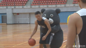 熊讚VS.富邦勇士　籃球鬥牛宣傳世大運