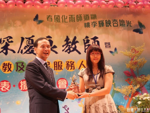 市長朱立倫出席資深優良教師暨優良特教及教保服務人員表揚大會，頒獎表揚資深優良教師。（圖／記者黃村杉攝）