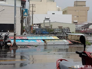 強烈颱風莫蘭蒂暴風圈籠罩南台灣，恆春半島風強雨驟，中央氣象局恆春氣象站14日上午測得16級風，瞬間陣風每秒高達52.2公尺（圖／取自臉書恆春半島公共事務討論社團）