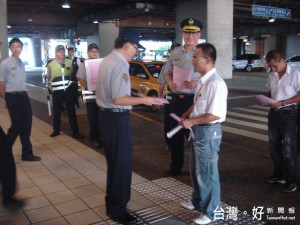 烏日警方取締在高鐵違規攬客。林重鎣攝