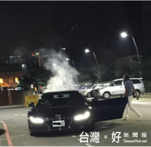 台中市環保局人員攔檢一部千萬超跑，檢測後超跑的水箱冷卻系統爆裂冒煙。