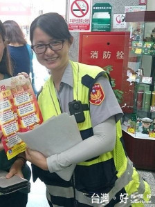 北港所警員陳玉芬等協助路倒民眾卻遭受反抗，為防止危害發生，強制將酒醉民眾戒護送醫。（記者陳昭宗拍攝）