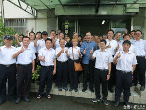 市長朱立倫於中秋節連續4天假期前，為對公車基層從業員工犧牲假期堅守崗位的辛勞，致贈蛋黃酥與文旦表達感謝。（圖／記者黃村杉攝）