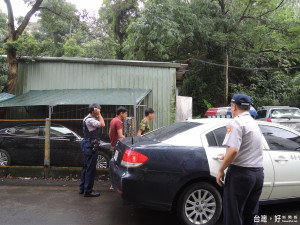 警方在路旁草叢的內追逐了近500公尺，當場查獲行方不明越南籍勞工2名，訊後移送移民署。
