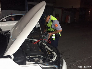 車輛深夜拋錨求助無門，東勢警分局巡邏員警協助解困。（圖／東勢警分局提供）