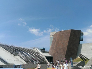 船型建築獨具特色且榮獲國家建築金獎與遠東建築獎等獎項的十三行博物館。（圖／記者黃村杉攝）。
