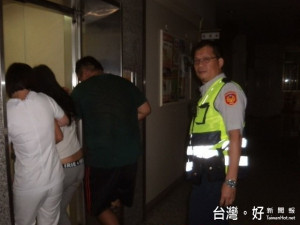 烏日警方送孕婦生產。林重鎣攝