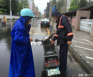 大雨中無助牽車 慈警即刻幫助