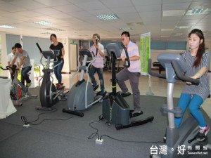 弘光科技大學工學院與寧茂公司產學合作，供22名員工使用生產發電健身

機，員工直說「賺健康也賺電力！」。（記者陳榮昌攝）