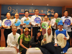 局長劉和然、福智佛教基金會執行長胡克勤等出席新北萬人大淨灘活動記者會。（圖／記者黃村杉攝）