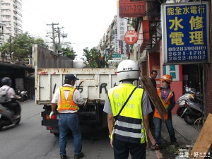 淡水警分局於淡水捷運站前的學府路，進行人行道及停車格路霸清除。（圖／記者黃村杉攝）