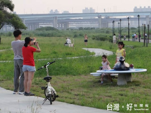 河濱公園除設置以水鴨為主題的鴨鴨公園，也推出水鴨造型雕塑，超萌的地景藝術吸引不少遊客朝聖。（圖／記者黃村杉攝）