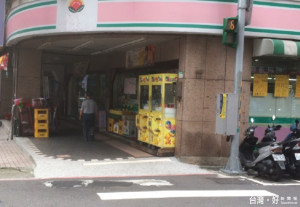交通局針對標誌、號誌、公車站牌等交通設施，透過精簡、縮小、型式調整等方式精進。（圖／記者黃村杉攝）