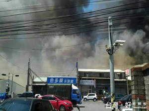 大甲經國路二十日發生火警，因所燒都是廢輪胎及機油易燃物，至火勢沖

大，消防人員在三十分鐘即告控制火情。（記者陳榮昌攝）
