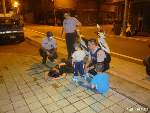 母攜二幼子酒後醉倒路邊，警方熱心安置，並通報社工到場協助，避免了一場悲劇發生。
