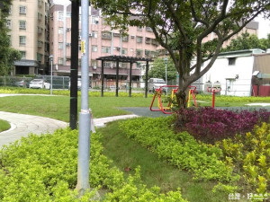 閒置已久的市場用地進行簡易綠化，不但改變市容，也增加市民一處休憩的地方。（圖／記者黃村杉攝）