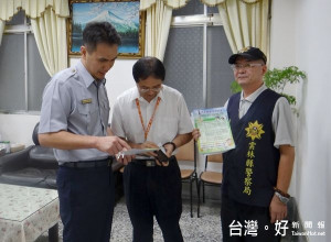 北港警分局長李憲蒼及偵查隊長謝岱芳積極拜訪各金融機構，盼臨櫃行員發揮守門員的專業，結合警政單位攜手打擊犯罪。（記者陳昭宗拍攝）