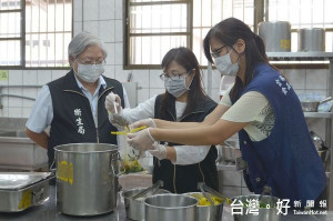 為確保學生在校飲食及民眾在外用餐之餐飲衛生安全，衛生局不定期抽驗複合調理食品，強化食安聯合量能。（記者陳昭宗拍攝）