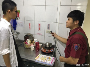 消防局為確保學生安全，加強宣導租屋處安全檢查的重要。（圖／記者黃村杉攝）