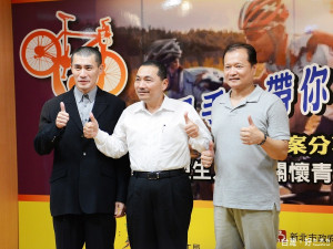 副市長侯友宜與泰源班的汪文斌、余世禮等出席「就服破風手 帶你向前走」記者會。（圖／記者黃村杉攝）